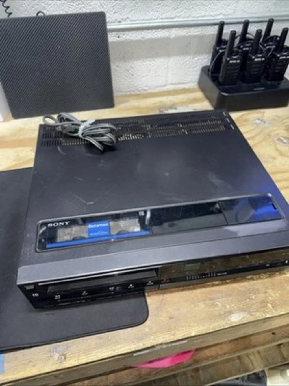 Sony SL-HF400 Betamax Super Beta Hi-Fi VCR Player RCA Video - POWERED ON - READ